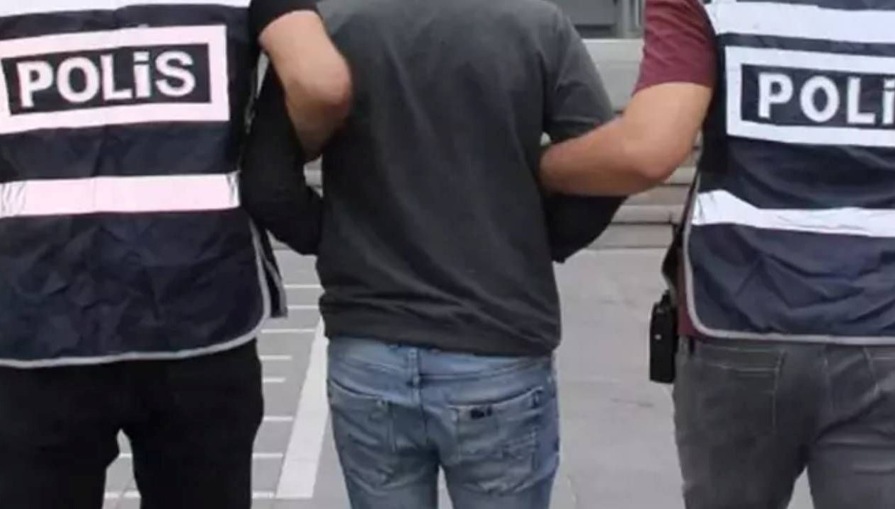izmirde belediye calisani sahte polis kimligiyle yakalandi KrPMAqh5