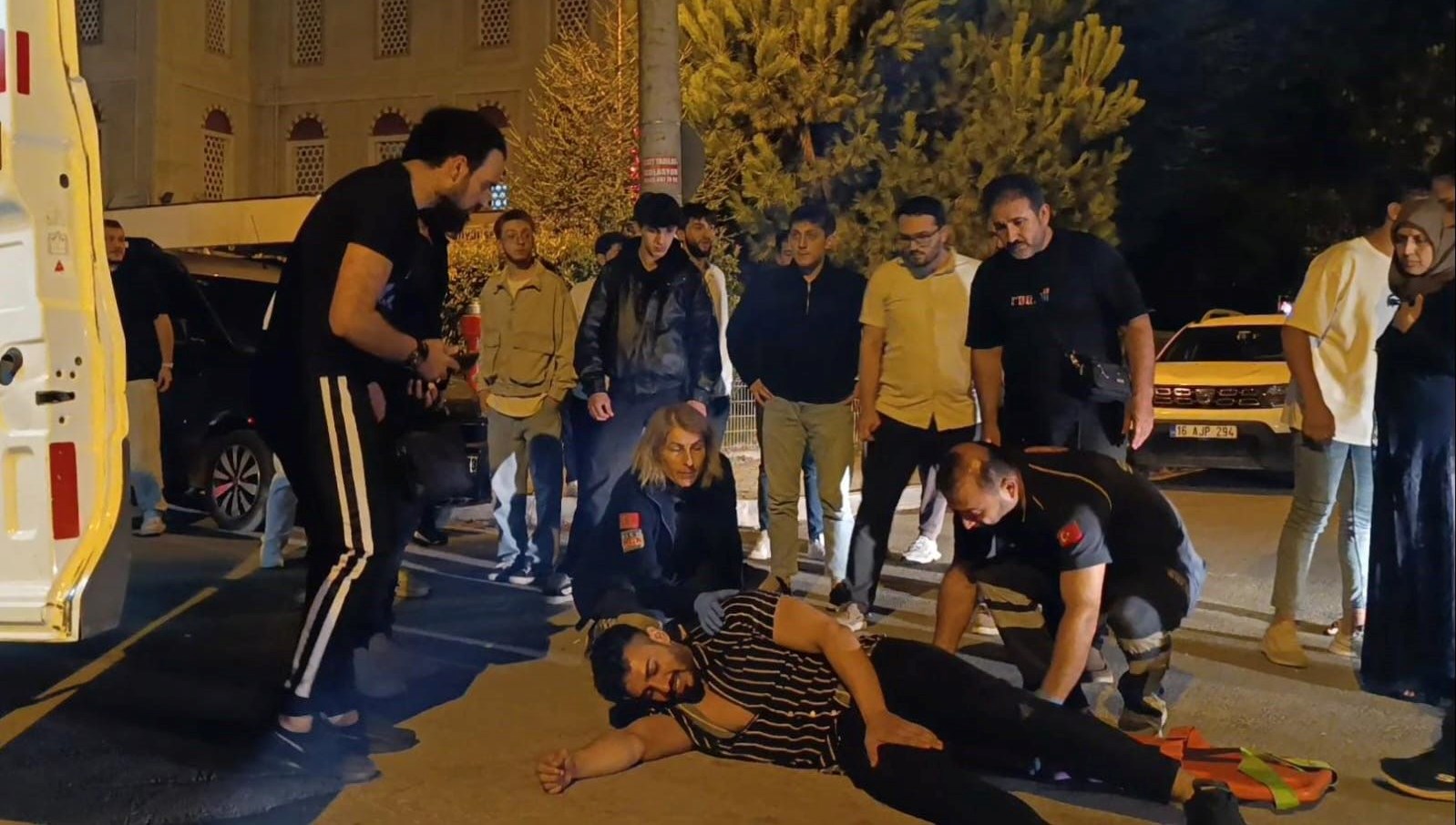 otomobille elektrikli bisiklet carpisti bisiklet surucusu agir yaralandi fgXGqHpI