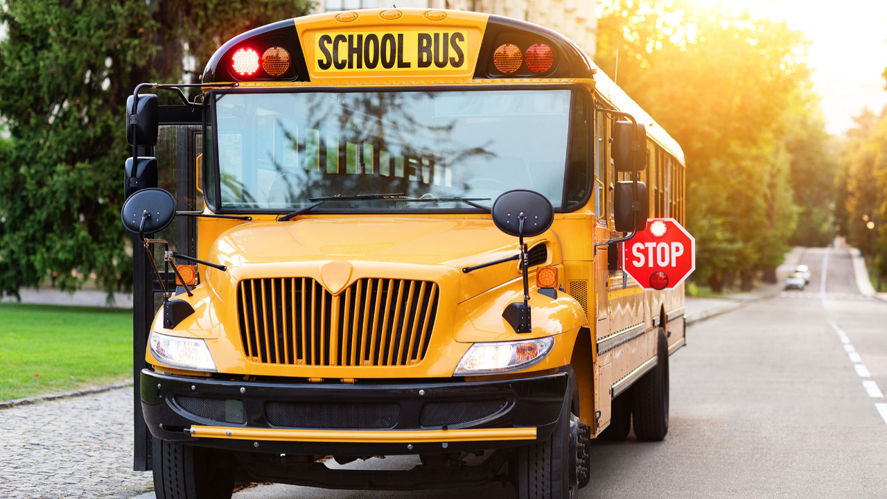 sari rengin ardindaki sir abddeki okul otobuslerinin hepsi neden sari yk4NP9Ki