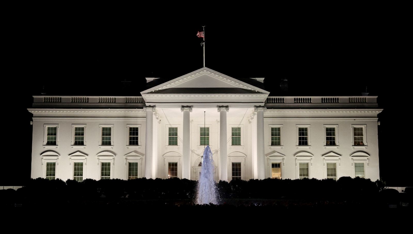 trump midas sendromu yasiyor beyaz sarayi altinla doldurmaya devam ediyor yabanci liderler cildiriyor Xf93F3aC