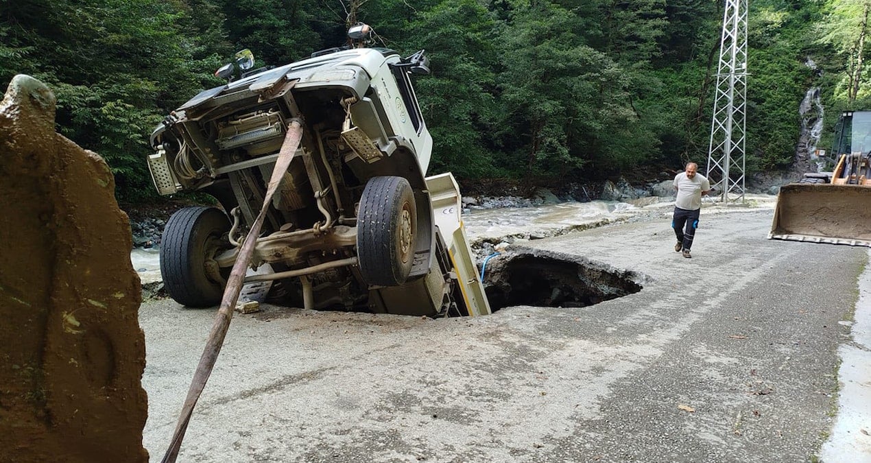 yol yarildi kamyon icine gomuldu ismlcObb