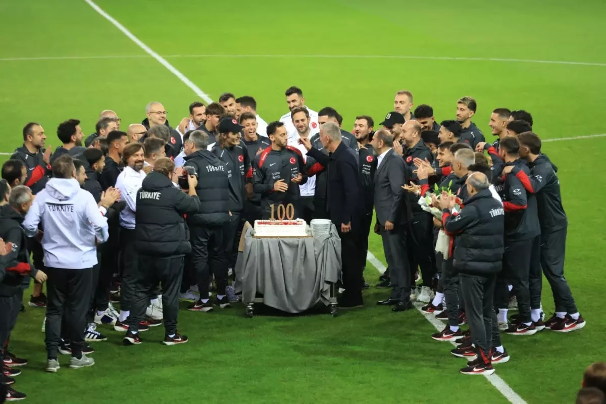 hakan calhanoglu 100 macinda kutlandi dTFF6AGS.jpg