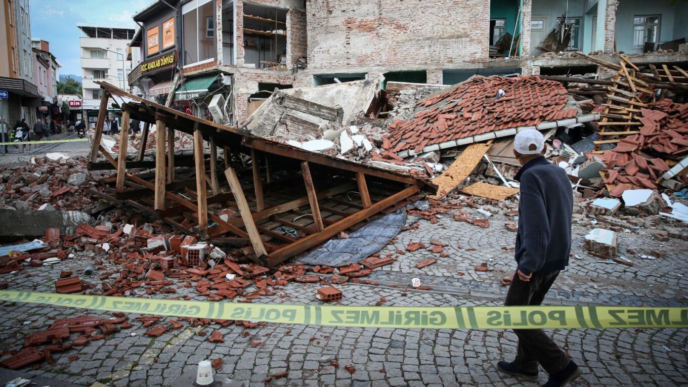 sindirgida 41 buyuklugunde deprem h3sGFfMc.jpg