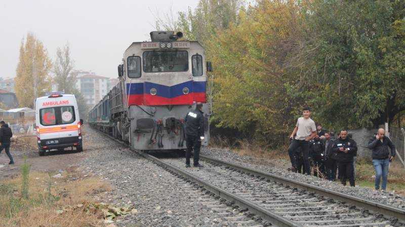 Malatya’da yük treninin çarptığı yaya ağır yaralandı