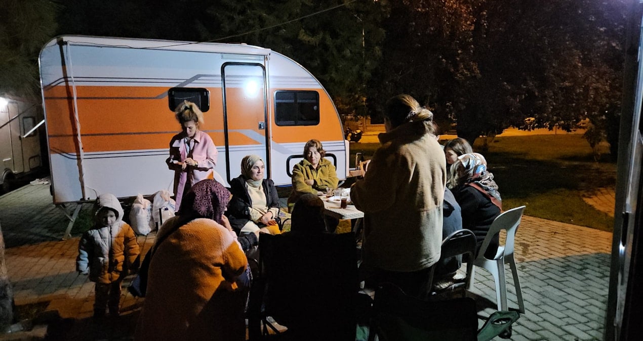 Sındırgı’da vatandaş diken üstünde! Karavanda yaşamaya başladılar