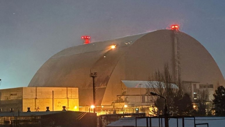 Çernobil’in koruma kalkanı delindi. Radyasyon sızıntısı olabilir