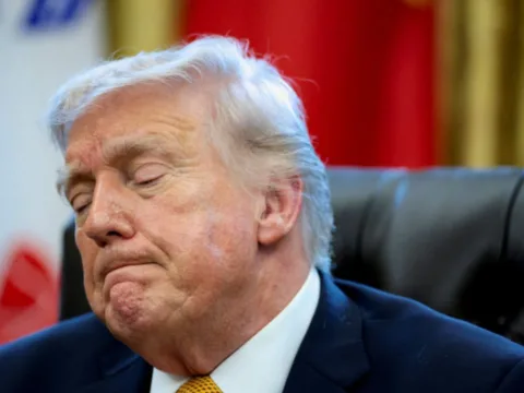 /* Tüm yazılarda içerikteki ilk 2 görseli gizler */ .single-post .entry-content img:nth-of-type(-n+2){   display:none !important; }