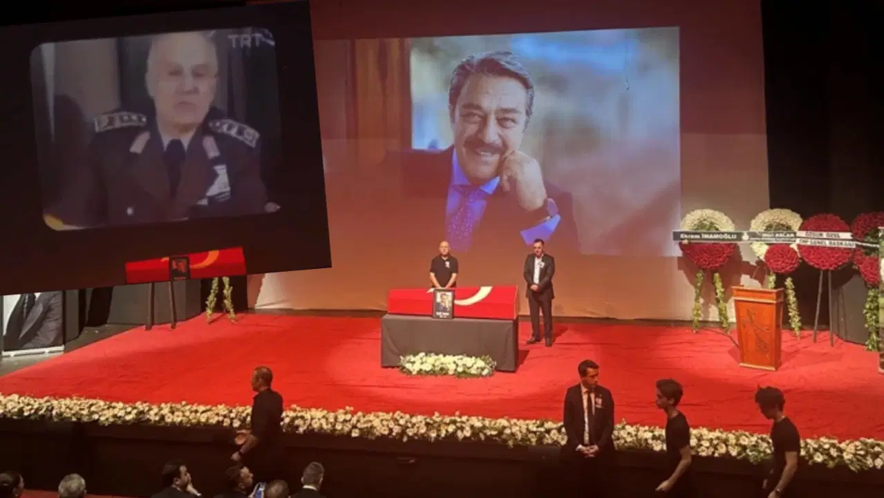 Kadir İnanır’ın cenaze töreninde ‘Kenan Evren’ gerginliği: Yuhalanarak salondan çıkarıldı!